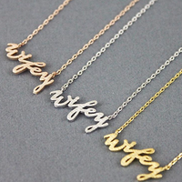 Rebaccas Cadeau de mariée Collier de mariage Collier Wifey Or rose Acier inoxydable Argent Haut de gamme Alliage de zinc Tendance Assurance commerciale