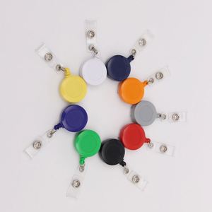 Porte-badge rétractable personnalisé en gros avec logo, support rond en plastique pour cartes d'identité, idéal pour le personnel de bureau et les infirmières - Product Image 3