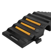 Rampe de câble en caoutchouc de haute qualité pour route, protection de câble de fil et de tuyau, couvercle de câble de sol noir avec bande réfléchissante 2 canaux