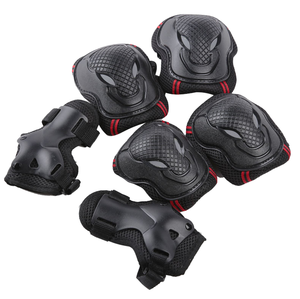 Protections noires pour genoux et coudes avec fermeture auto-agrippante en maille respirante pour la protection au roller, ajustement universel unisexe - Product Image 1
