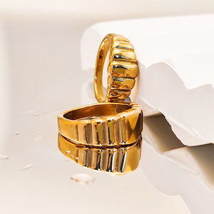 Anillo liso de grano de nivel de moda, anillo de plata dorada de acero inoxidable para mujer Uionen 527 - Product Image 4