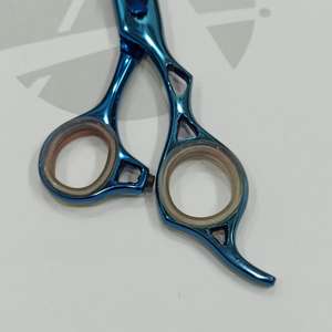 Ciseaux à effiler les cheveux en acier inoxydable avec revêtement bleu titane, dents affûtées pour usage professionnel en salon - Product Image 5