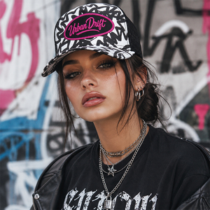 <span class=keywords><strong>Cappello</strong></span> Trucker Hip Hop Streetwear con Logo Ricamato <span class=keywords><strong>Bianco</strong></span> <span class=keywords><strong>e</strong></span> <span class=keywords><strong>Nero</strong></span>, Visiera Curva <span class=keywords><strong>e</strong></span> Rete Traspirante - Product Image 1