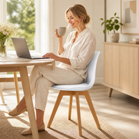 Chaise de salle à manger au design moderne, chaise en plastique blanc et gris avec pieds en bois, chaise de salle à manger en cuir avec pieds en bois de hêtre