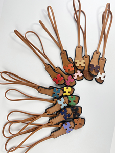 Porte-clés en cuir PU gaufré personnalisé QYS avec pendentif lettre, accessoire pour sac fourre-tout et sac à main, cadeau - Product Image 5