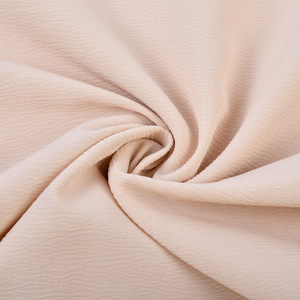 ผ้าเครปเนื้อนุ่มสีนู้ด 100% โพลีเอสเตอร์ เนื้อผ้าบางเบา ยับยาก เหมาะสำหรับชุดเดรสและเสื้อผู้หญิงในฤดูร้อน - Product Image 1