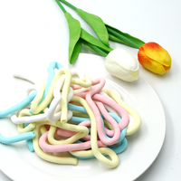 Fruit smaak vegan zachte gepofte marshmallow noedelvormige touw-vormige suikerspin gemengde kleuren groothandel