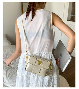 Bolso bandolera de hombro con diseño de nicho para mujer, bolso Tejido ligero con forma cuadrada compacta para llevar bajo el brazo - Product Image 3