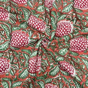 Tissu en voile de coton peigné respirant à imprimé floral et à carreaux, 44 pouces |   Textile en coton indien teint à la main |   Robe Légère et Douce - Product Image 4