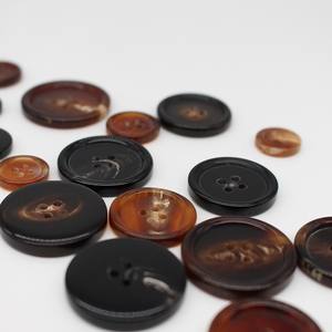 थोक मूल्य स्टॉक काले भूरे रंग का कस्टम लोगो 4 छेद गोल असली प्राकृतिक भैंस सींग का बटन - Product Image 2
