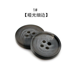 Nhà Máy Tùy Chỉnh 4-Lỗ Nhựa May Nút <span class=keywords><strong>Flatback</strong></span> Phong Cách Chì Miễn Phí Vòng Hình Dạng Phong Phú Nút Thương Hiệu Cho Túi Xách May Mặc Áo Khoác - Product Image 3