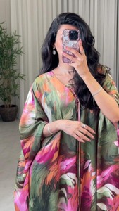Nueva llegada: Abaya con mangas abullonadas, estampado tie-dye, cintura ajustable con lazos, estilo islámico, musulmán, turco, Dubai, hermoso. - Product Image 4