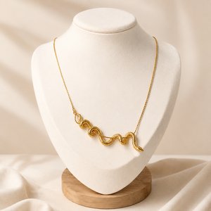 Collar con Colgante de Serpiente en Latón Chapado en Oro de Lujo para Mujer, Cadena de Eslabones Elegante de Diseño, Accesorio de Moda para Regalo o Fiesta - Product Image 1