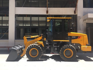 Chargeuse sur pneus compacte 816C de 1,6 tonne, 55 kW, avec godet à grappin à attache rapide pour l'agriculture et les travaux de terrassement - Product Image 6