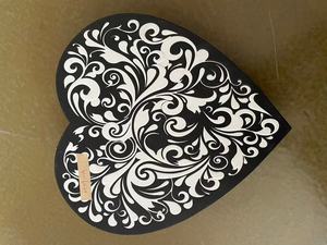 カスタマイズ可能な赤と白の花柄ハート型ギフトボックス、バレンタインデーや記念日のプレゼントに最適 - Product Image 3