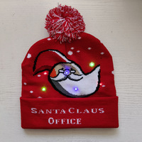 Berretto Lavorato a Maglia con Luci LED Natalizie, Pompon e Motivi di Babbo Natale, Renna e Pupazzo di Neve, Caldo Cappello Invernale per Feste Natalizie
