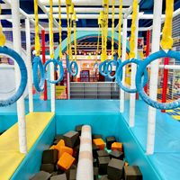 Parc de jeux d'aventure intérieur personnalisé pour enfants, parc de trampolines intérieur pour enfants avec structure de saut