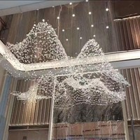 Lustre en cristal sur mesure ANNO, grand modèle, luminaire suspendu personnalisé avec design en verre cascade pour hall d'hôtel de luxe et villa