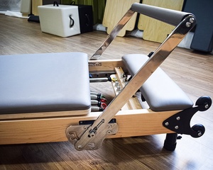 Cama Reformer de Pilates Plegable de Gama Alta QueenLife de Madera de Arce Blanco con Cajón y Tabla de Salto - Product Image 5