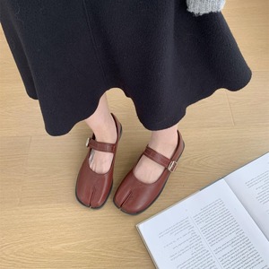 <span class=keywords><strong>Scarpe</strong></span> Basse Mary Jane Tabi da Donna OEM ODM in Microfibra con Cinturino a Fibbia Singola, Casual ed Eleganti, Nere/Bianche/Marroni/Rosse Personalizzabili - Product Image 6