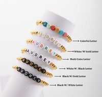 Bracelets extensibles personnalisés avec perles initiales, perles dorées, breloques œil porte-bonheur et pendentif cœur émaillé – Cadeaux d'anniversaire pour elle