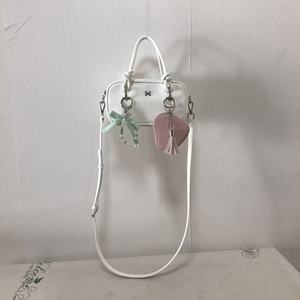 Sac seau OEM blanc en PU pour femme avec fermeture éclair, poignée supérieure, sac à bandoulière, breloque cœur rose, porte-clés à pompon, pendentif nœud menthe - Product Image 3