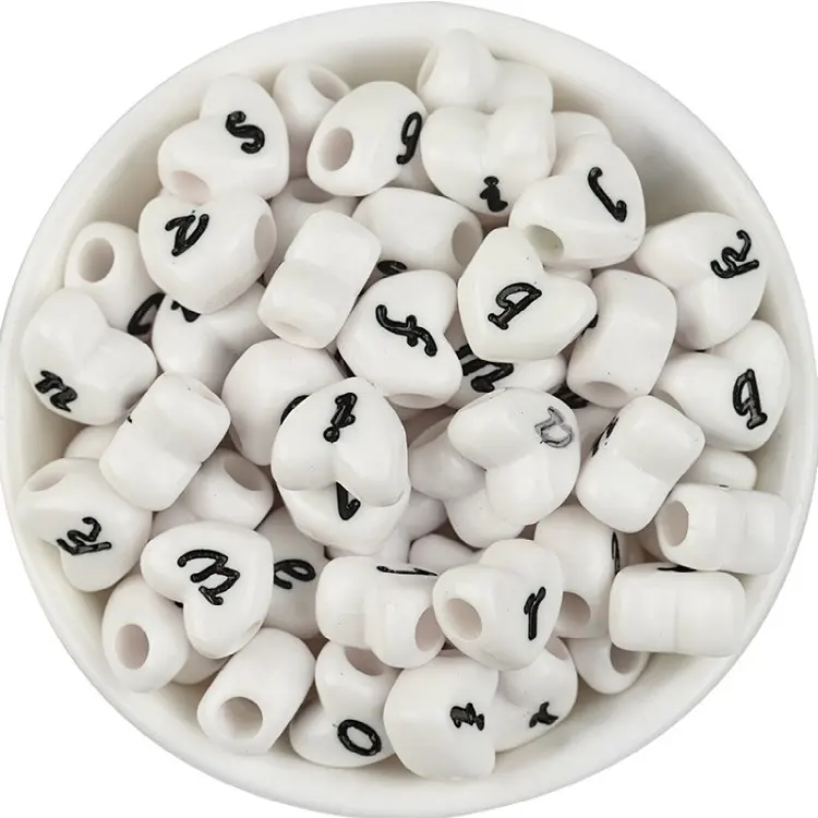 100 unids/bolsa de acrílico en forma de amor cuentas alfabeto letras pequeñas sentido artístico horizontal agujero color melocotón en forma de cuentas con agujero grande