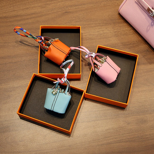 Colgante de PU personalizado con forma de mini cesta, adorno colgante para llaves de coche, dijes bonitos y modernos para monedero y auriculares para mujer - Product Image 1