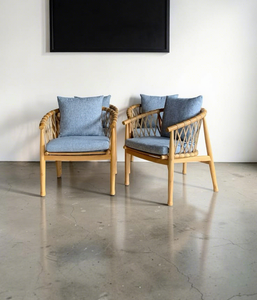 Juego de 2 sillones de teca para exterior con laterales de ratán tejido y cojín azul marino - Product Image 5