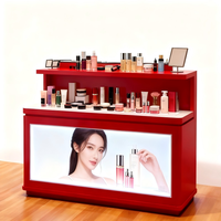 Kiosque de présentation de cosmétiques de luxe, panneau graphique rétroéclairé LED rouge cerise brillant, vitrine encastrée à niveaux, boutique duty-free