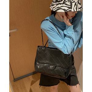 Sac fourre-tout grande capacité pour femme avec chaîne losange, en cuir PU et doublure polyester, idéal pour les trajets quotidiens, vente en gros - Product Image 6