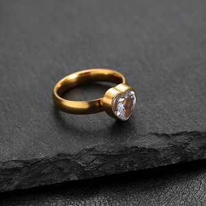 <span class=keywords><strong>Prix</strong></span> <span class=keywords><strong>de</strong></span> gros <span class=keywords><strong>Bague</strong></span> en or plaqué or avec zircon en forme <span class=keywords><strong>de</strong></span> cœur Design tendance et à la mode pour les femmes <span class=keywords><strong>Mariage</strong></span> - Product Image 4