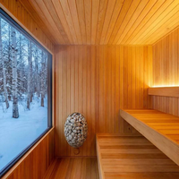 Sauna extérieur moderne en forme de cube, préfabriqué en bois massif, avec grande fenêtre panoramique en verre pour villa, jardin ou spa.