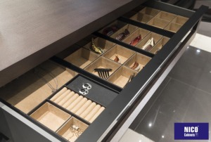 Sous-vêtement en bois et noyer, <span class=keywords><strong>armoire</strong></span> <span class=keywords><strong>de</strong></span> rangement, <span class=keywords><strong>de</strong></span> luxe, <span class=keywords><strong>de</strong></span> style italien, haut <span class=keywords><strong>de</strong></span> gamme, placard <span class=keywords><strong>de</strong></span> marche modulaire avec porte en verre - Product Image 4