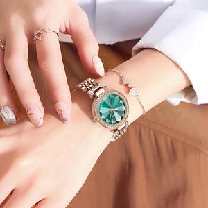 Nouvelle montre élégante et raffinée de petite taille verte - Cadran en forme de diamant serti de diamants, bracelet en acier, montre-bracelet à quartz pour femmes - Product Image 3