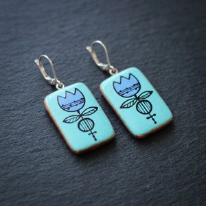 Boucles d'oreilles pendantes en céramique turquoise, motif fleur, faites à la main, en argile, avec crochets plaqués argent - Product Image 4