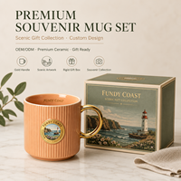 Tasse à café en porcelaine haut de gamme, motif Phare de la côte de Fundy, avec anse annelée couleur blush pêche et motif ondulé vertical