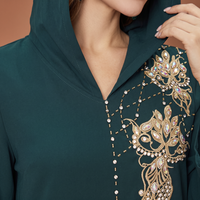 Robe longue ample à col en V avec appliques florales dorées et manches évasées ornées de strass |   Abaya de Luxe pour Occasions Spéciales, Robe de Soirée pour Femmes Musulmanes
