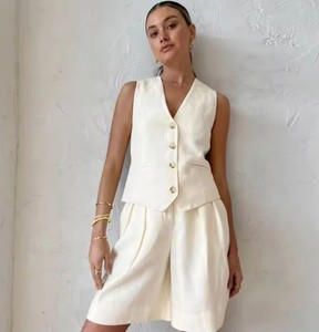 Abrace un estilo veraniego sin esfuerzo con este conjunto de 2 piezas de lino y algodón beige para mujer, que incluye un top tipo chaleco de corte holgado y pantalones, con una mezcla transpirable. - Product Image 1