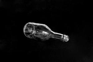 巴西伊莎贝尔定制750毫升玻璃酒瓶，带螺帽和压花葡萄设计 - Product Image 6