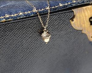 Abalorio de bellota chapado en oro, collar de bellota pequeña, cadena chapada en oro de 14K, collar de bellota, joyería minimalista, gran regalo - Product Image 4