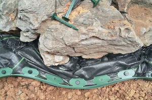 Banda <span class=keywords><strong>de</strong></span> Aislamiento Moderna en Forma <span class=keywords><strong>de</strong></span> L para Cercas <span class=keywords><strong>de</strong></span> Jardín, con Tira <span class=keywords><strong>de</strong></span> Retención para Separación <span class=keywords><strong>de</strong></span> Césped <span class=keywords><strong>y</strong></span> Piedras - Product Image 6