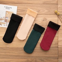 Chaussettes d'hiver épaissies pour femmes Chaussettes de neige auto-chauffantes résistantes au froid et chaudes Chaussettes en cachemire à tube moyen épaissi en velours pour hommes