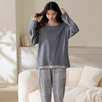 Ensemble de pyjama doux pour femme en gros, avec chemise à col rond et pantalon long, orné d'un nœud contrastant et d'une poche, idéal pour la détente