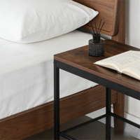 Table d'appoint industrielle à 2 niveaux, table d'appoint rustique en bois brun foncé avec cadre en métal noir et étagère en maille pour salon et chambre à coucher