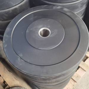 Disque de poids pour haltères en <span class=keywords><strong>caoutchouc</strong></span> <span class=keywords><strong>naturel</strong></span> noir pur, fabriqué avec des matériaux durables et écologiques, adapté à une utilisation universelle, unisexe. - Product Image 4