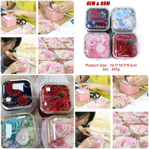 Boîte à bijoux carrée en fleurs séchées éternelles faites à la main avec des roses écologiques durables, boîte à anneaux, boîte à colliers - Product Image 4