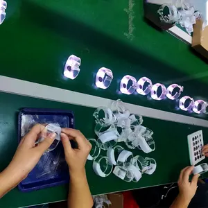 Clignotant LED Festival Rfid Bracelets Acrylique Couleur Changeante LED Chanson Allumer Bracelets Femmes