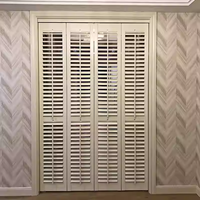 Porte intérieure pliante sur mesure en bois massif avec persiennes réglables pour chambre à coucher, contrôle de la lumière et intimité
