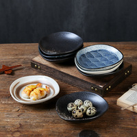 Assiette triangulaire irrégulière en céramique japonaise en gros, plat créatif pour trempette, idéal pour les restaurants haut de gamme et les hubs d'approvisionnement